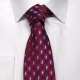 Seiden-Jacquard Krawatte in burgund mit Paisley-Muster in Hellblau von BGENTS gebunden am Hemd