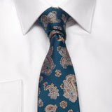Petrolblaue Seiden-Jacquard Krawatte mit Paisley-Muster von BGENTS gebunden am Hemd