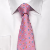 Rosa Seiden-Jacquard Krawatte mit Blüten-Muster von BGENTS am Hemd gebunden