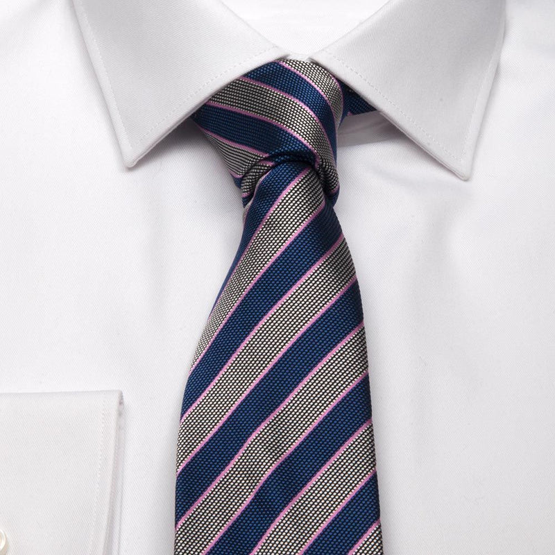 Blau/Rosa Gestreifte Seiden-Jacquard Krawatte von BGENTS am Hemd gebunden