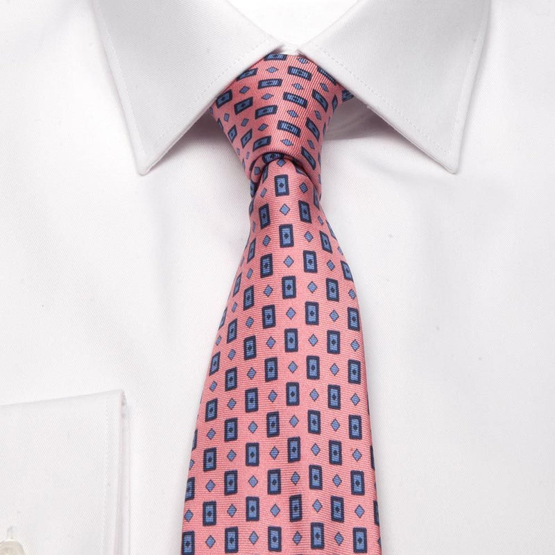 Rosa Twill-Krawatte aus reiner Seide mit geometrischem Muster von BGENTS gebunden am Hemd