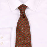 Rostbraune Saglia-Krawatte aus reiner Seide mit mini Paisley-Muster von BGENTS am Hemd gebunden