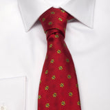Rote Seiden-Jacquard Krawatte mit grünem Blüten-Muster von BGENTS am Hemd gebunden