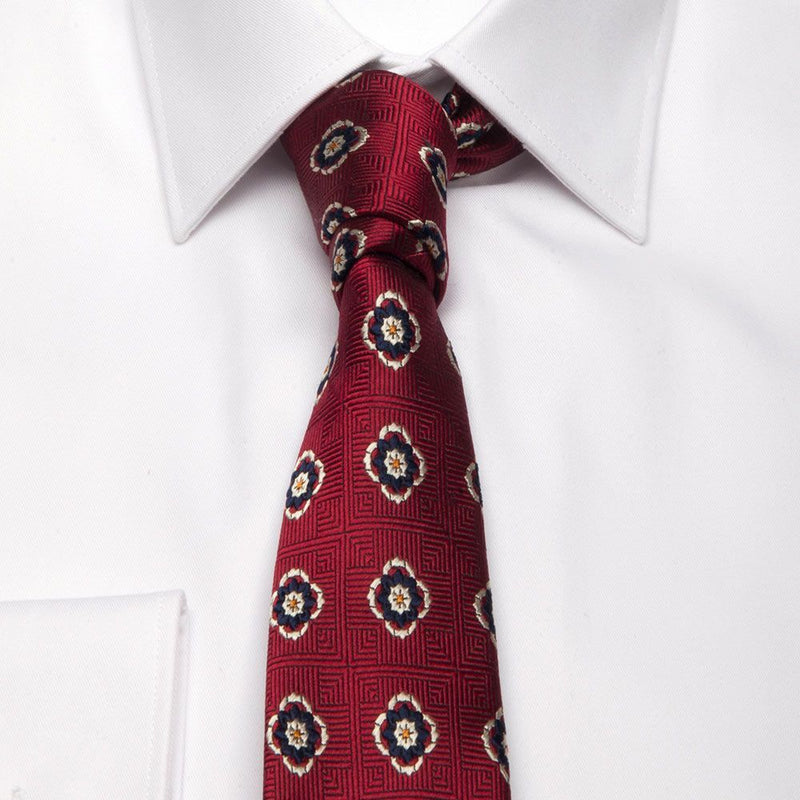 Weinrote Seiden-Jacquard Krawatte mit Blüten-Muster von BGENTS am Hemd gebunden
