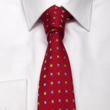 Rote Seiden-Jacquard Krawatte mit Blüten-Muster von BGENTS am Hemd gebunden