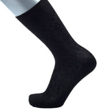 Feine Socken aus 100 % Baumwolle mit Rauten-Muster in Schwarz von BGENTS am Fuß