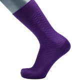 Feine Socken aus 100 % Baumwolle mit großem Wabenmuster in Ultra-Violett von BGENTS am Fuß