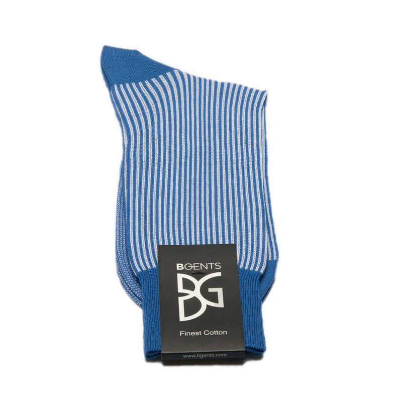 Feine Socken aus 100 % Baumwolle mit Streifenmuster in Royalblau von BGENTS gelegt