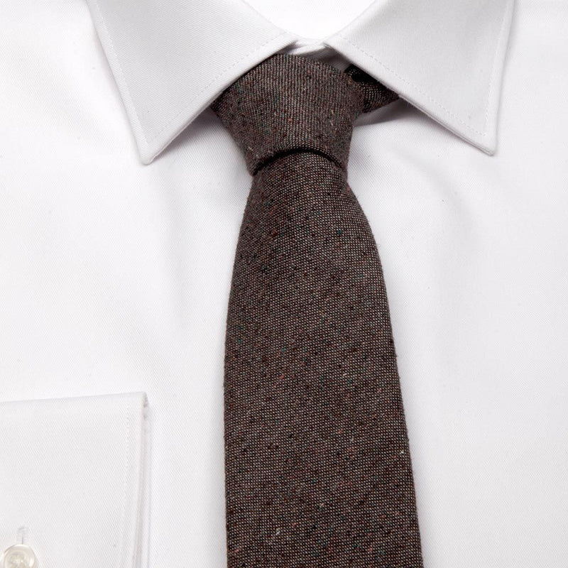 Gewebte Krawatte aus Seiden-/Baumwolle-Gemisch in Braun von BGENTS am Hemd gebunden