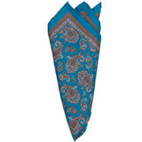 Handrolliertes Einstecktuch aus Seiden-Twill in Hellblau mit Paisley-Muster von BGENTS gefaltet