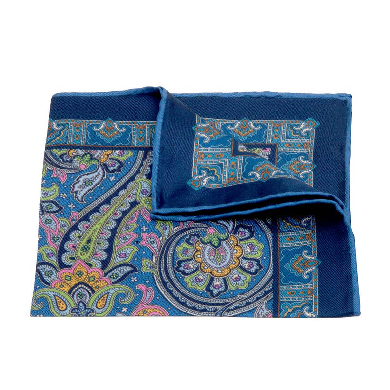 Handrolliertes Einstecktuch aus Seiden-Twill in Blau mit Paisley-Muster von BGENTS gelegt