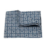 Gewebtes, handrolliertes Einstecktuch aus Seiden-/Baumwoll-Gemisch mit geometrischem Muster in Dunkelblau von BGENTS gelegt