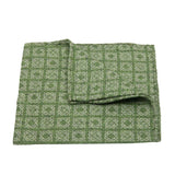 Gewebtes, handrolliertes Einstecktuch aus Seiden-/Baumwoll-Gemisch mit geometrischem Muster in Grün von BGENTS gelegt