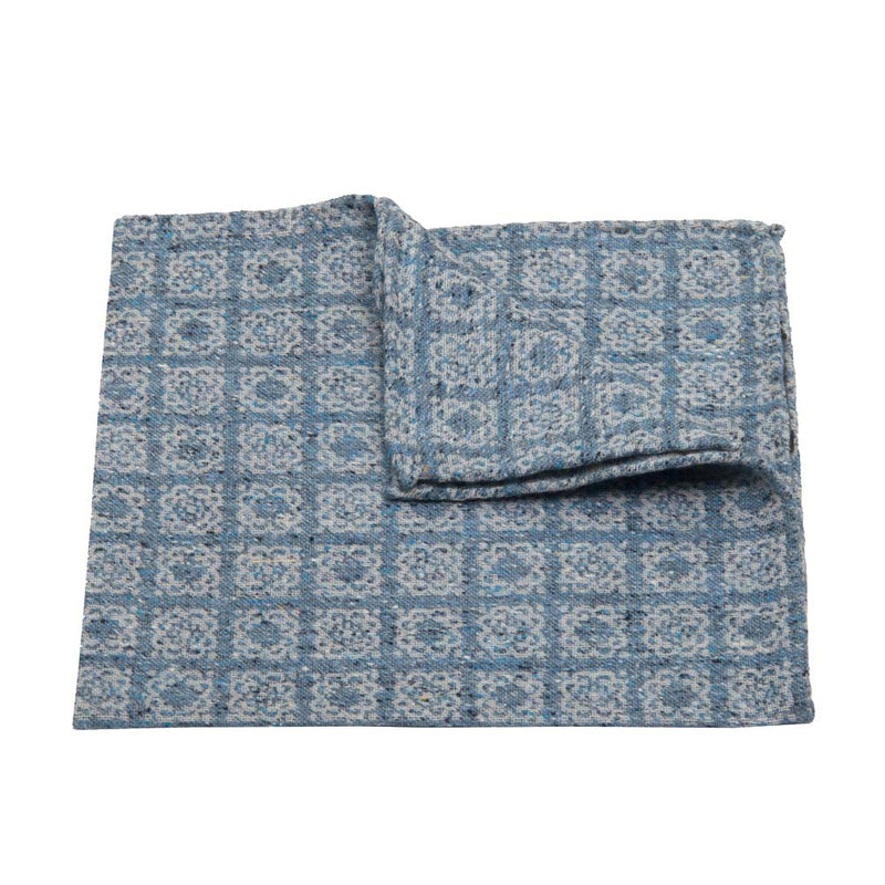 Gewebtes, handrolliertes Einstecktuch aus Seiden-/Baumwoll-Gemisch mit geometrischem Muster in Hellblau von BGENTS gelegt