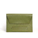 Laptop/Notebook und Tablet Tasche als Couvert aus feinem, genarbtem Leder mit Dokumentenfach hinten in Olive-Grün von BGENTS