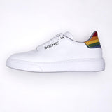  Weißer Pride Sneaker mit Regenbogen Farben an der Fersenkappe von BGENTS